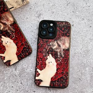 قاب موبایل گربه روی فرش